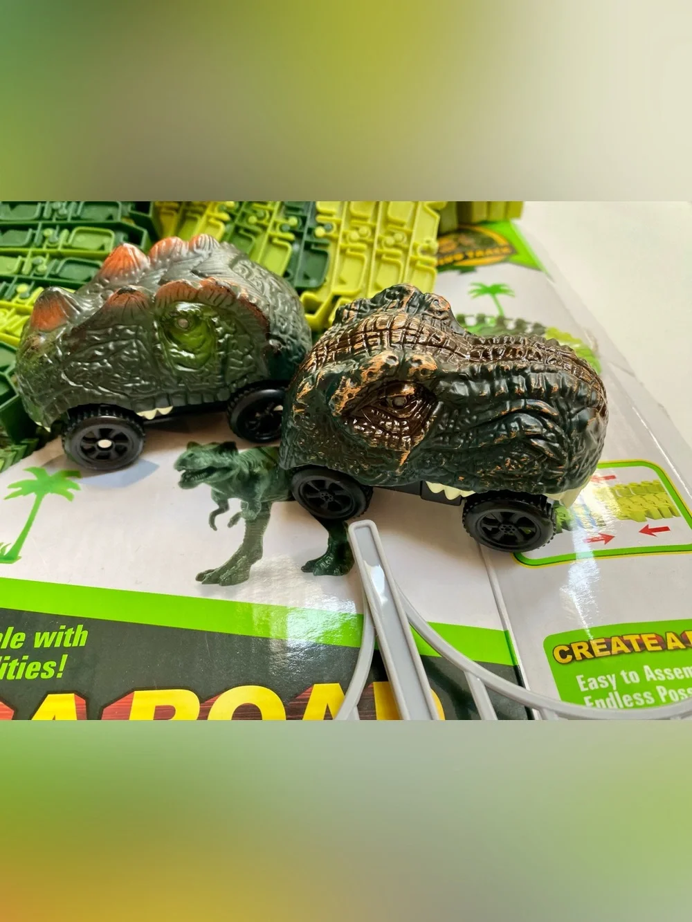Toyk dino track